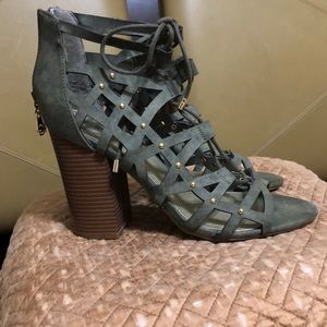 Women’s size 10 heels by guess